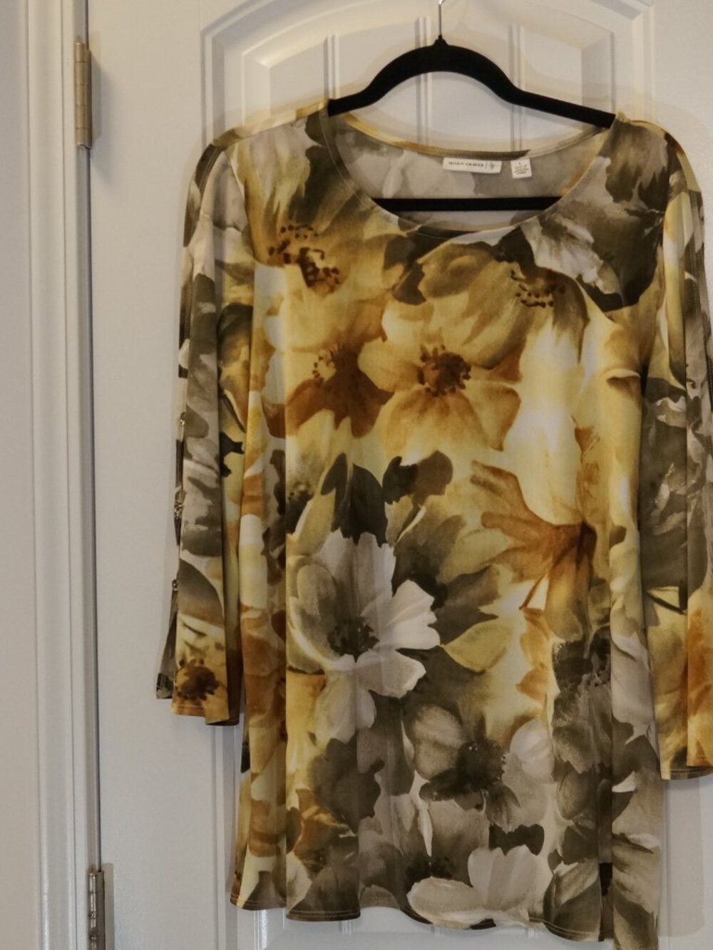 Susan Graver Liquid Knit Printed Top w/Spilt Sleeve button Detail Size L